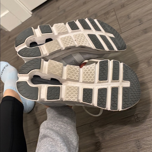 On Running Women's White and Gray Sneakers oncloud cloud runner white frost - Picture 5 of 7